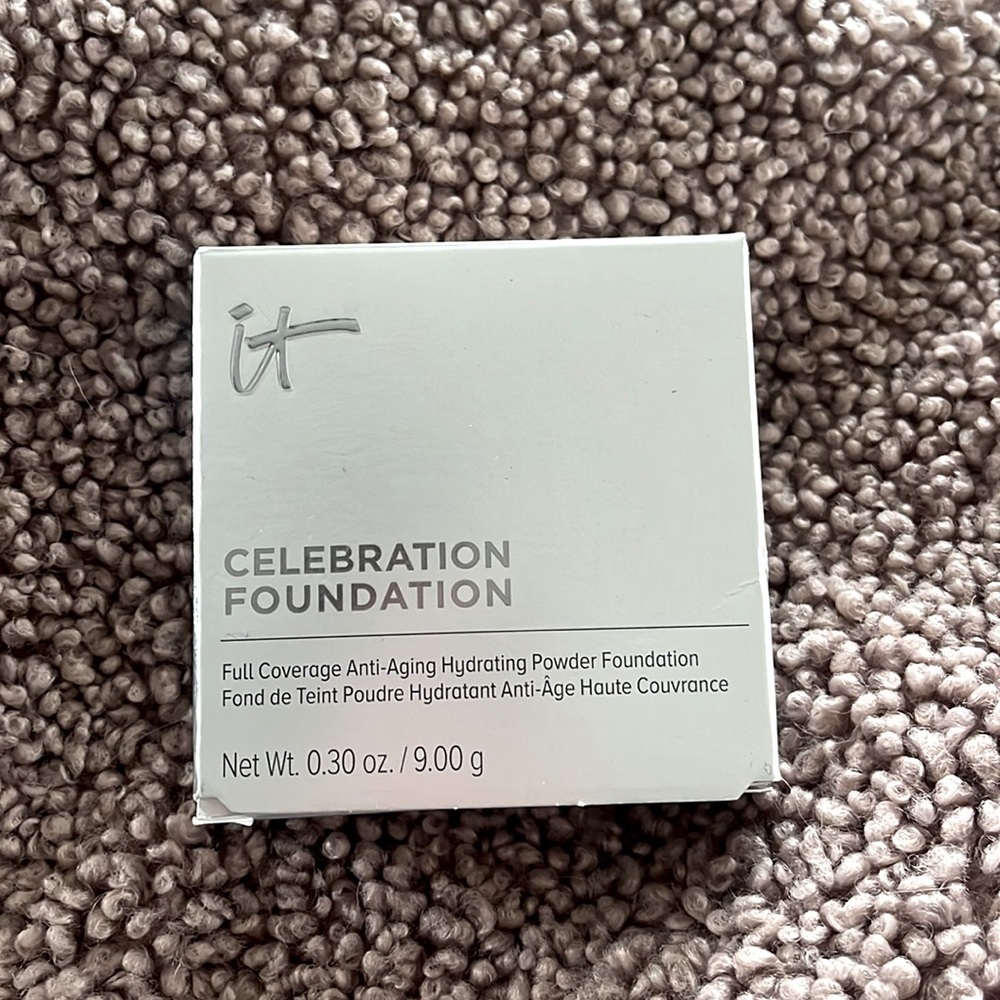 IT Cosmetics Celebration Powder Foundation / Medium Tan